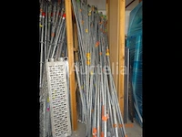 1 grote voorraad steigers en loopbrug accessoires waaronder 6 massieve 3m/60 houten loopbruggen, sommige met luik, 1 set van 9 2m50 2m50 gegalvaniseerde 257/33 loopbruggen, 1 grote voorraad steigerelementen, trekstangen - afbeelding 4 van  14