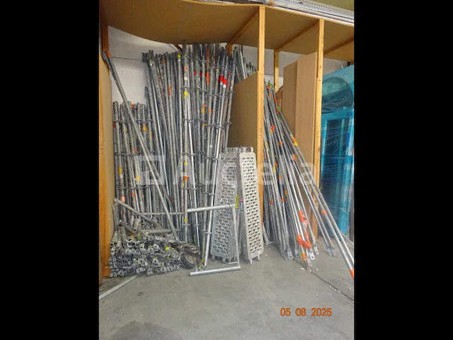 1 grote voorraad steigers en loopbrug accessoires waaronder 6 massieve 3m/60 houten loopbruggen, sommige met luik, 1 set van 9 2m50 2m50 gegalvaniseerde 257/33 loopbruggen, 1 grote voorraad steigerelementen, trekstangen - afbeelding 5 van  14