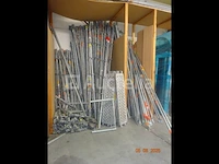 1 grote voorraad steigers en loopbrug accessoires waaronder 6 massieve 3m/60 houten loopbruggen, sommige met luik, 1 set van 9 2m50 2m50 gegalvaniseerde 257/33 loopbruggen, 1 grote voorraad steigerelementen, trekstangen - afbeelding 5 van  14