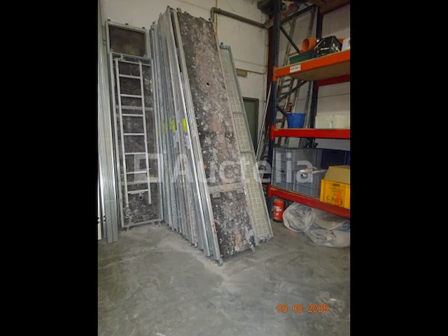 1 grote voorraad steigers en loopbrug accessoires waaronder 6 massieve 3m/60 houten loopbruggen, sommige met luik, 1 set van 9 2m50 2m50 gegalvaniseerde 257/33 loopbruggen, 1 grote voorraad steigerelementen, trekstangen - afbeelding 6 van  14