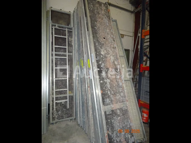1 grote voorraad steigers en loopbrug accessoires waaronder 6 massieve 3m/60 houten loopbruggen, sommige met luik, 1 set van 9 2m50 2m50 gegalvaniseerde 257/33 loopbruggen, 1 grote voorraad steigerelementen, trekstangen - afbeelding 7 van  14