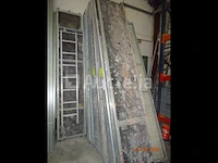1 grote voorraad steigers en loopbrug accessoires waaronder 6 massieve 3m/60 houten loopbruggen, sommige met luik, 1 set van 9 2m50 2m50 gegalvaniseerde 257/33 loopbruggen, 1 grote voorraad steigerelementen, trekstangen - afbeelding 7 van  14