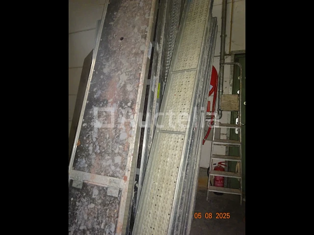 1 grote voorraad steigers en loopbrug accessoires waaronder 6 massieve 3m/60 houten loopbruggen, sommige met luik, 1 set van 9 2m50 2m50 gegalvaniseerde 257/33 loopbruggen, 1 grote voorraad steigerelementen, trekstangen - afbeelding 8 van  14