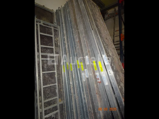 1 grote voorraad steigers en loopbrug accessoires waaronder 6 massieve 3m/60 houten loopbruggen, sommige met luik, 1 set van 9 2m50 2m50 gegalvaniseerde 257/33 loopbruggen, 1 grote voorraad steigerelementen, trekstangen - afbeelding 11 van  14