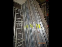 1 grote voorraad steigers en loopbrug accessoires waaronder 6 massieve 3m/60 houten loopbruggen, sommige met luik, 1 set van 9 2m50 2m50 gegalvaniseerde 257/33 loopbruggen, 1 grote voorraad steigerelementen, trekstangen - afbeelding 11 van  14