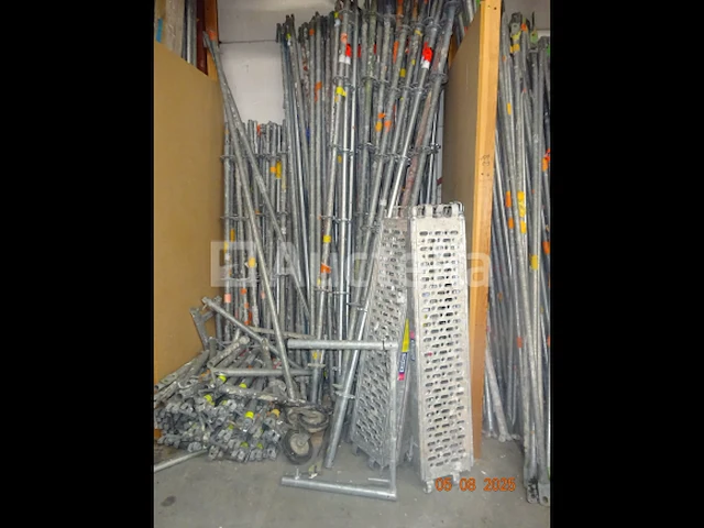 1 grote voorraad steigers en loopbrug accessoires waaronder 6 massieve 3m/60 houten loopbruggen, sommige met luik, 1 set van 9 2m50 2m50 gegalvaniseerde 257/33 loopbruggen, 1 grote voorraad steigerelementen, trekstangen - afbeelding 13 van  14