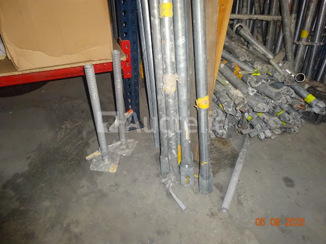 1 grote voorraad steigers en loopbrug accessoires waaronder 6 massieve 3m/60 houten loopbruggen, sommige met luik, 1 set van 9 2m50 2m50 gegalvaniseerde 257/33 loopbruggen, 1 grote voorraad steigerelementen, trekstangen - afbeelding 14 van  14
