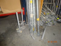 1 grote voorraad steigers en loopbrug accessoires waaronder 6 massieve 3m/60 houten loopbruggen, sommige met luik, 1 set van 9 2m50 2m50 gegalvaniseerde 257/33 loopbruggen, 1 grote voorraad steigerelementen, trekstangen - afbeelding 14 van  14