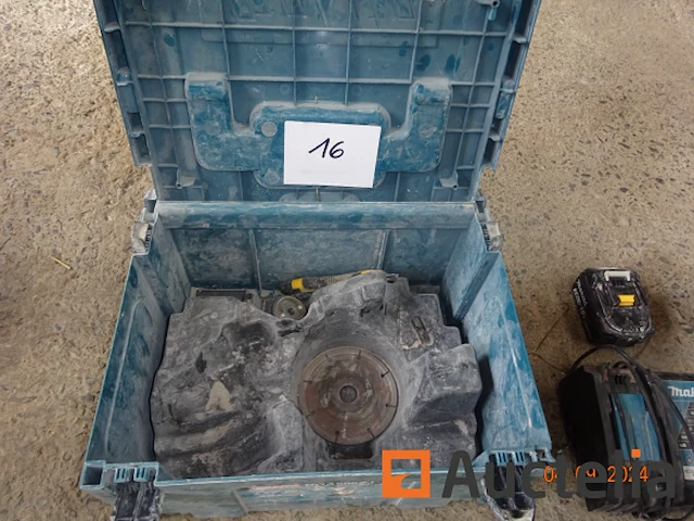 1 haakse slijper makita, in de originele doos met oplader en batterij - afbeelding 1 van  2