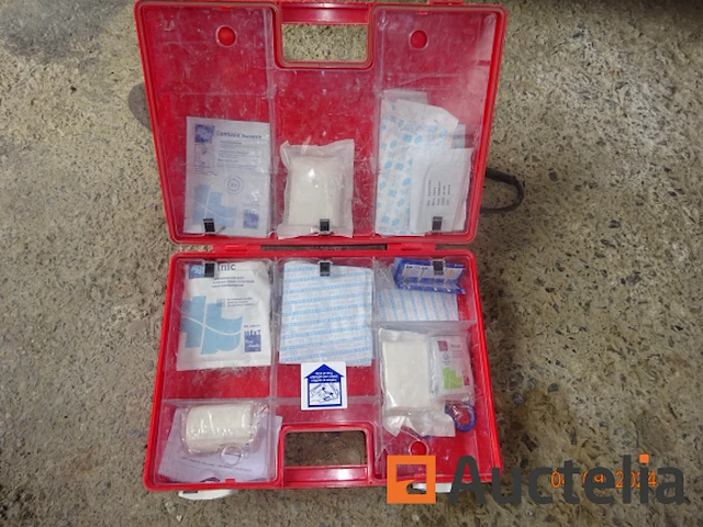 1 haakse slijper stanley en 1 ehbo-doos met rode kleur - afbeelding 2 van  4