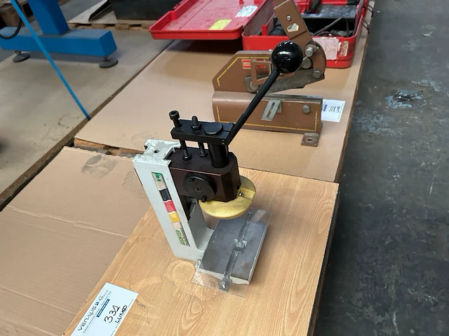 1 handmatige persmachine - afbeelding 1 van  4