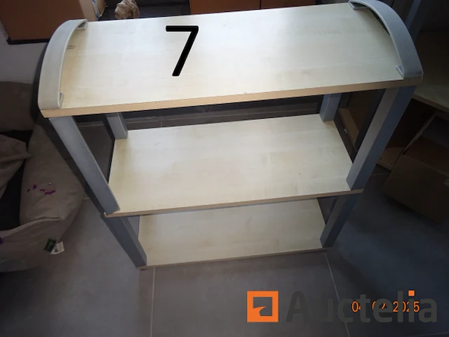 1 hoek rek 5 compartimenten, 1 hondenmand, 1 blauwe pvc bak, 1 bijpassende rek 1m40 op de hoek rek - afbeelding 2 van  4