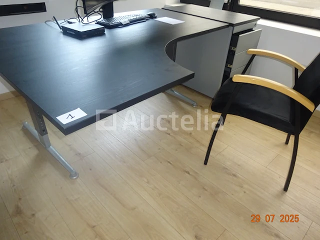 1 hoekbureau, bruine bovenste plank, metalen poten, afm. : 60/120/75, 1 kleine metalen kast met drie lades die bij het bureau passen, 1 bureaustoel in fluwelen stof met beukenkleurige houten armleuningen - afbeelding 1 van  1