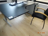 1 hoekbureau, bruine bovenste plank, metalen poten, afm. : 60/120/75, 1 kleine metalen kast met drie lades die bij het bureau passen, 1 bureaustoel in fluwelen stof met beukenkleurige houten armleuningen - afbeelding 1 van  1