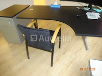 1 hoekbureau, bruine bovenste plank, metalen poten, afm. : 60/120/75, 1 kleine metalen kast met drie lades die bij het bureau passen, 1 bureaustoel in fluwelen stof met beukenkleurige houten armleuningen - afbeelding 1 van  2