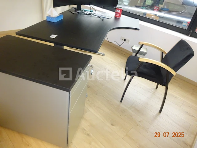 1 hoekbureau, bruine bovenste plank, metalen poten, afm. : 60/120/75, 1 kleine metalen kast met drie lades die bij het bureau passen, 1 bureaustoel in fluwelen stof met beukenkleurige houten armleuningen - afbeelding 2 van  2