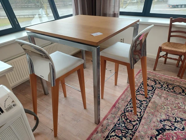 1 hoge tafel met krukken pininfarina - afbeelding 1 van  8