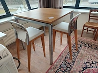 1 hoge tafel met krukken pininfarina