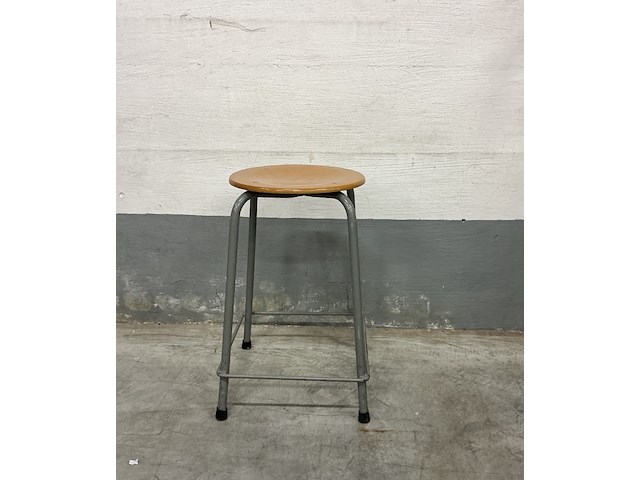 1 houten kruk met licht grijs ijzeren onderstel - afbeelding 1 van  3