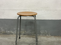 1 houten kruk met licht grijs ijzeren onderstel - afbeelding 1 van  3