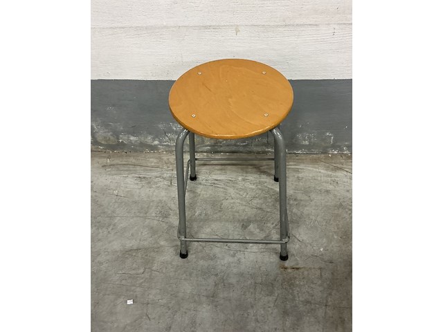 1 houten kruk met licht grijs ijzeren onderstel - afbeelding 2 van  3