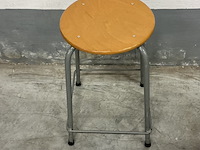 1 houten kruk met licht grijs ijzeren onderstel - afbeelding 2 van  3
