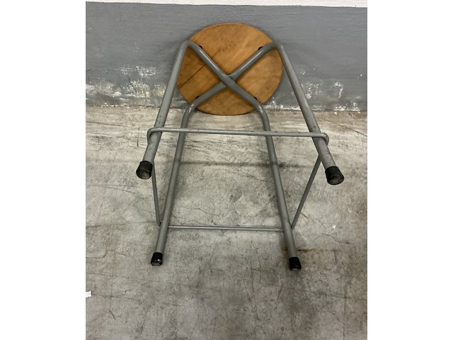 1 houten kruk met licht grijs ijzeren onderstel - afbeelding 3 van  3