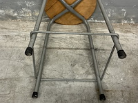 1 houten kruk met licht grijs ijzeren onderstel - afbeelding 3 van  3