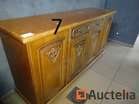 1 houten ladekast met vier deuren, afm. 200/53/100, 1 vitrine van glas en ijzer, afm. 50/40/158 - referentie:9966-007