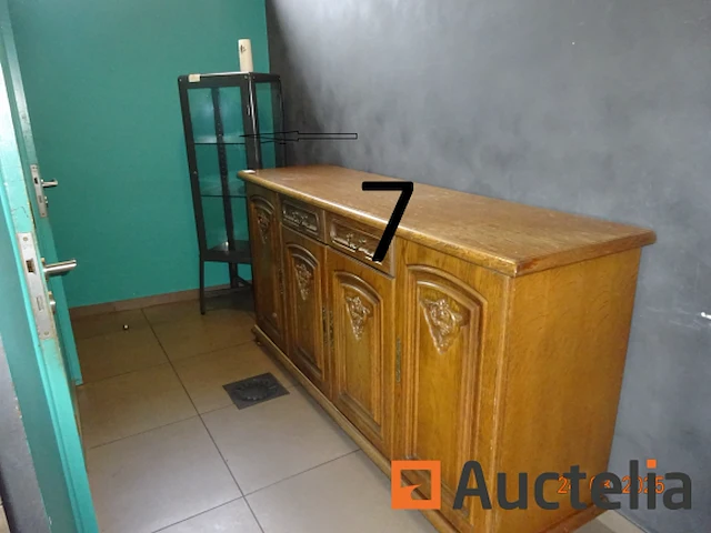 1 houten ladekast met vier deuren, afm. 200/53/100, 1 vitrine van glas en ijzer, afm. 50/40/158 - referentie:9966-007 - afbeelding 2 van  3
