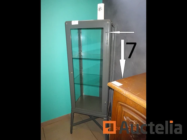 1 houten ladekast met vier deuren, afm. 200/53/100, 1 vitrine van glas en ijzer, afm. 50/40/158 - referentie:9966-007 - afbeelding 3 van  3