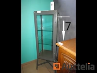 1 houten ladekast met vier deuren, afm. 200/53/100, 1 vitrine van glas en ijzer, afm. 50/40/158 - referentie:9966-007 - afbeelding 3 van  3