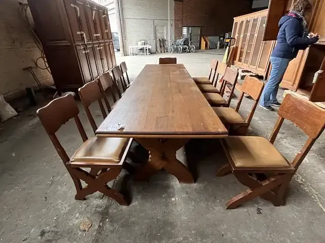 1 houten monniken tafel vv 11 stoelen - afbeelding 2 van  5