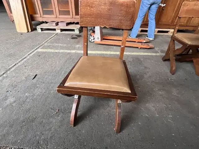 1 houten monniken tafel vv 11 stoelen - afbeelding 4 van  5