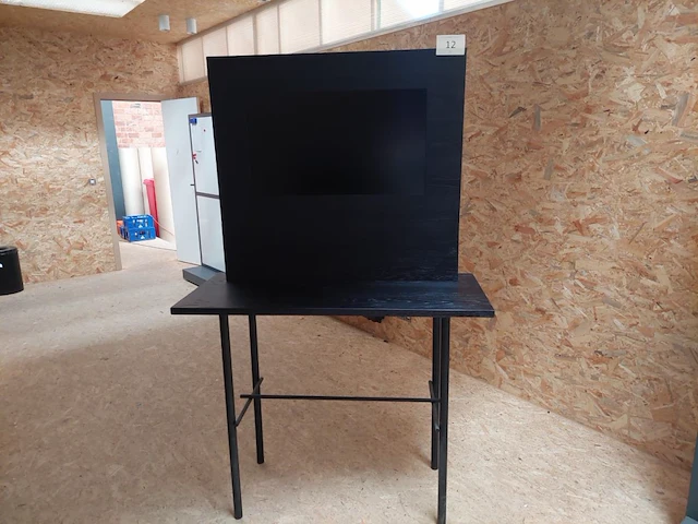 1 houten presentatie meubel met beeldscherm samsung s32bm700uu - afbeelding 1 van  4