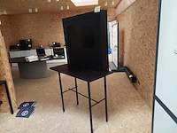 1 houten presentatie meubel met beeldscherm samsung s32bm700uu - afbeelding 2 van  4
