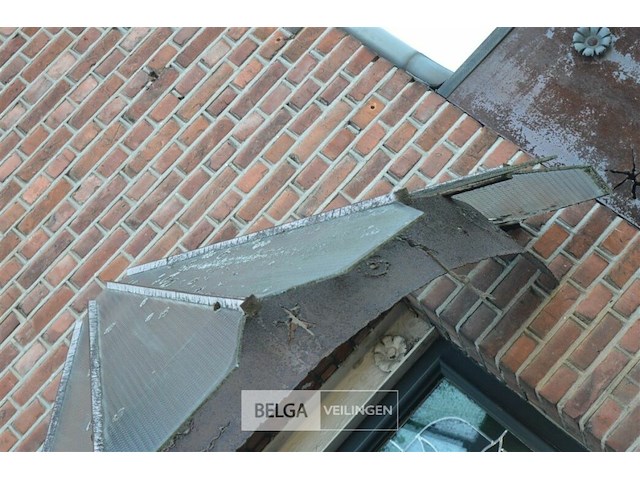 1 inkom afdakje gemaakt van verroest metaal en heeft een gebogen structuur - afbeelding 2 van  3