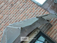 1 inkom afdakje gemaakt van verroest metaal en heeft een gebogen structuur - afbeelding 2 van  3