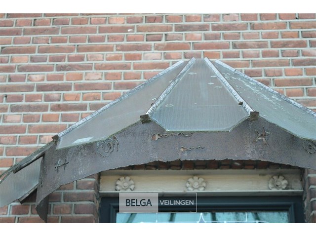 1 inkom afdakje gemaakt van verroest metaal en heeft een gebogen structuur - afbeelding 3 van  3