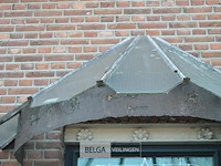 1 inkom afdakje gemaakt van verroest metaal en heeft een gebogen structuur - afbeelding 3 van  3