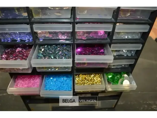 1 kastjes met glasschilfers diverse kleuren - afbeelding 1 van  3