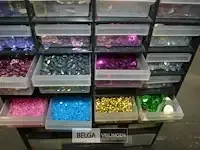 1 kastjes met glasschilfers diverse kleuren - afbeelding 1 van  3