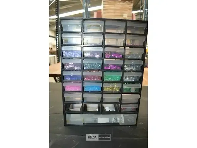 1 kastjes met glasschilfers diverse kleuren - afbeelding 2 van  3