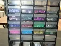 1 kastjes met glasschilfers diverse kleuren - afbeelding 2 van  3