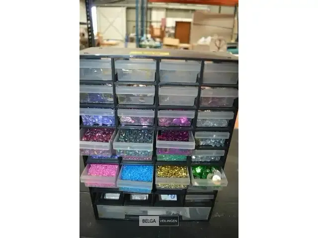 1 kastjes met glasschilfers diverse kleuren - afbeelding 3 van  3