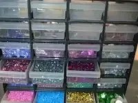1 kastjes met glasschilfers diverse kleuren - afbeelding 3 van  3