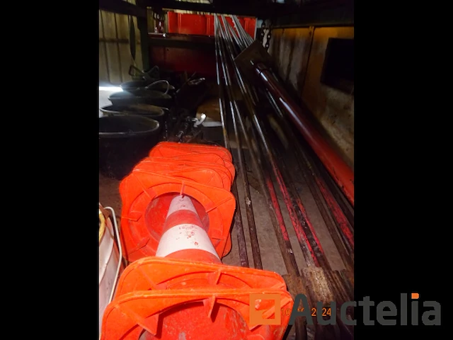1 kavel emmers met metaal wiggen, +/- 8 pvc kegels, 1 set metaal montage met rode zwenkranen met haak van +/- 3m20, 1 kavel trekstangen - afbeelding 4 van  12