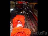 1 kavel emmers met metaal wiggen, +/- 8 pvc kegels, 1 set metaal montage met rode zwenkranen met haak van +/- 3m20, 1 kavel trekstangen - afbeelding 4 van  12