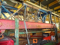 1 kavel emmers met metaal wiggen, +/- 8 pvc kegels, 1 set metaal montage met rode zwenkranen met haak van +/- 3m20, 1 kavel trekstangen - afbeelding 8 van  12