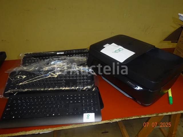 1 kleine hp office jet 3831 printer, 1 dozijn qwerty-toetsenborden - afbeelding 1 van  1